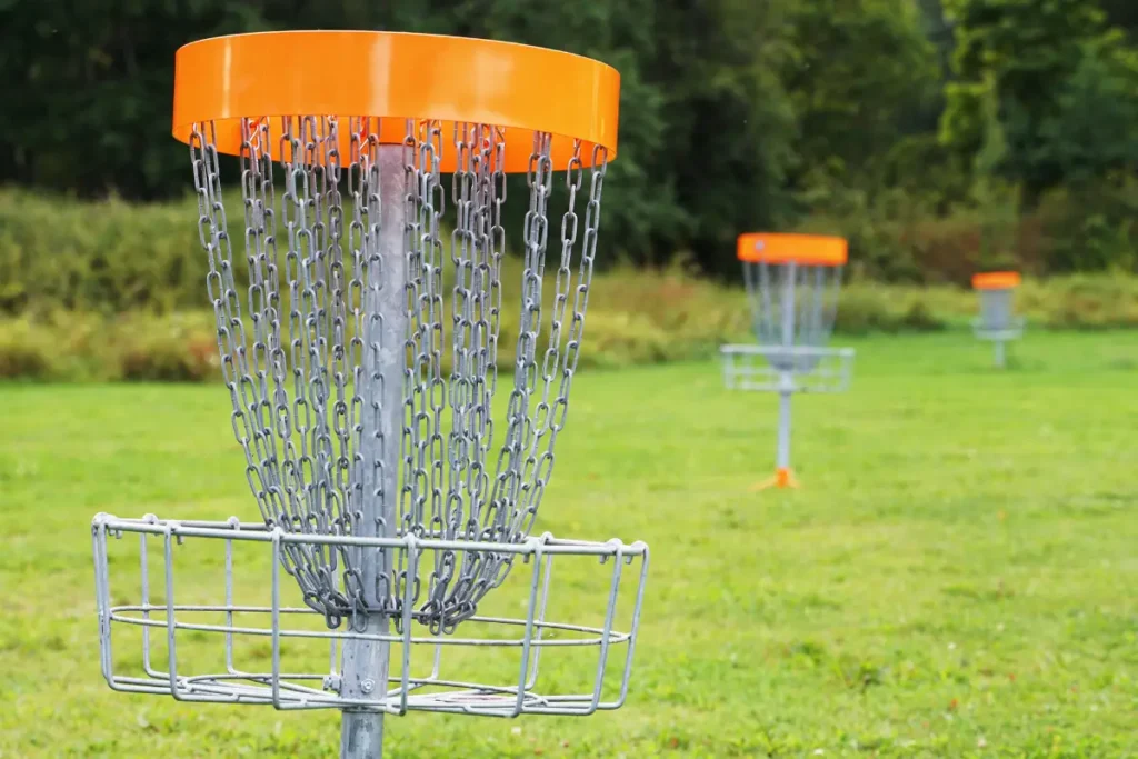 A bisk basket for playing disc golf course